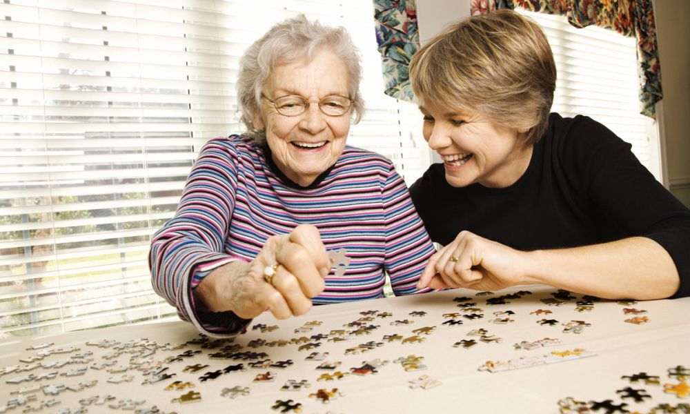 Die AWO bietet zahlreiche Dienstleistungen für Senioren an.